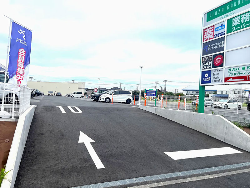 施設入口を直進し、左側に進みます